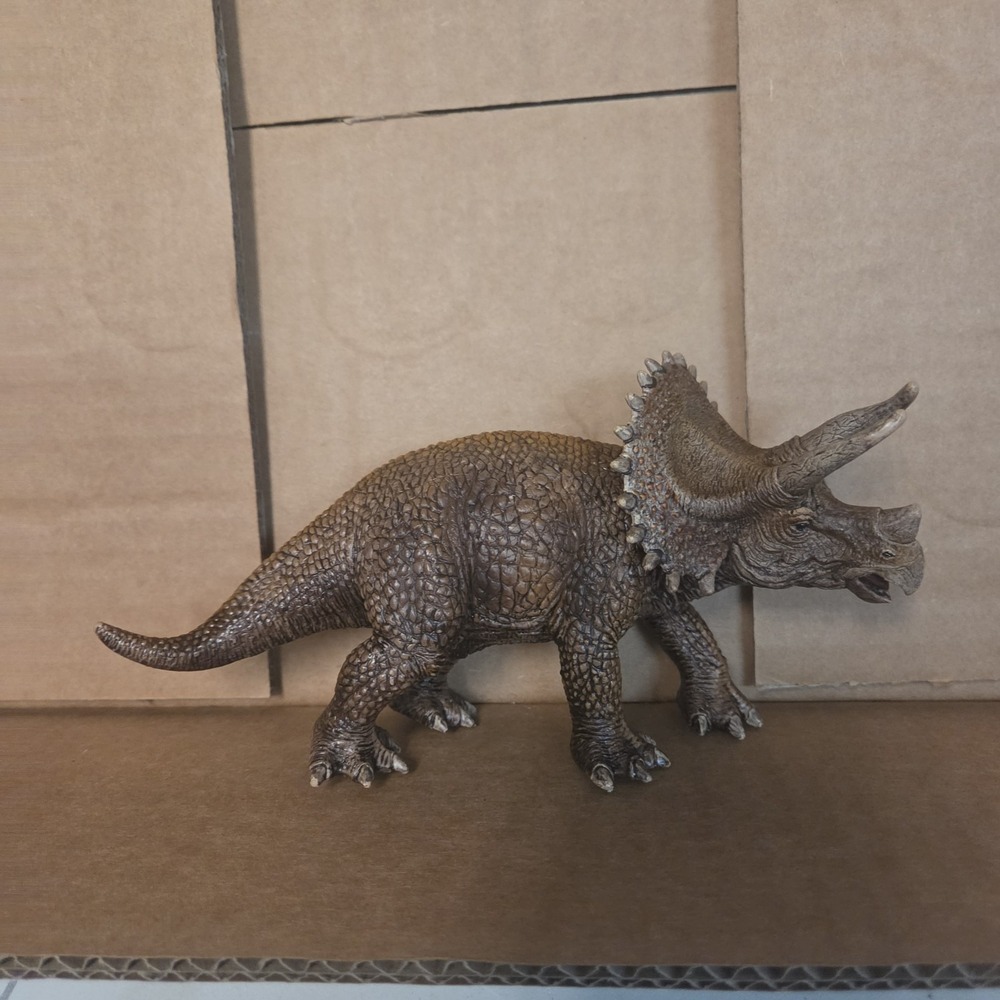 2011 Schleich Triceratops Realistic Dinosaur Collectible Figure D-73527 Brown 8"
